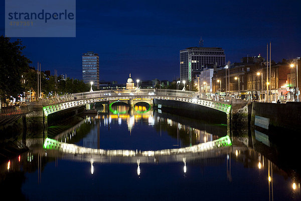 Beleuchtete Ha'penny Bridge vor Liberty Hall  Custom House und O'Connell Bridge  Dublin  Republik Irland  Europa