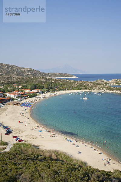 Kalamitsi Strand auf der Halbinsel Sithonia  hinten der Berg Athos  Chalkidiki  Makedonien  Griechenland  Europa