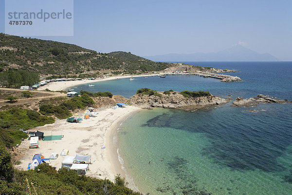 Ahlada Strand bei Sarti auf der Halbinsel Sithonia  hinten der Berg Athos  Chalkidiki  Makedonien  Griechenland  Europa
