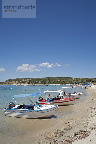 Boote an einem Strand auf der kleinen Insel Amoliani vor der Küste der Halbinsel Athos  Chalkidiki  Makedonien  Griechenland  Europa