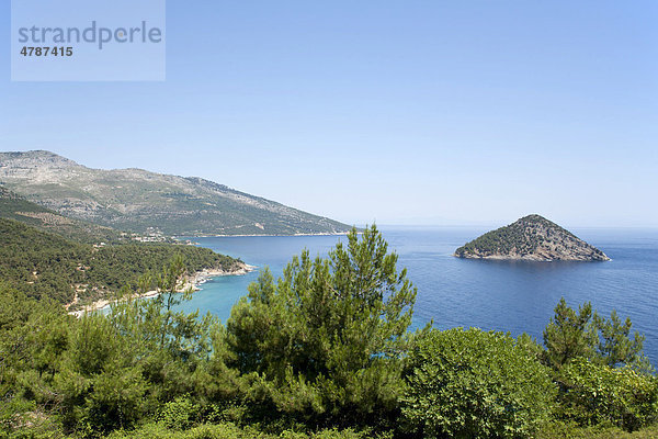 Panoramablick über die Bucht bei Loutra und die Insel Kinira  Insel Thassos  Makedonien  Griechenland  Europa