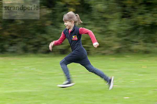 Mädchen läuft über einer Rasen
