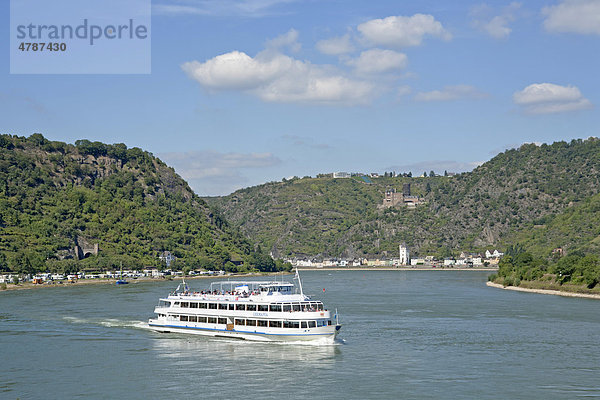 Schiffsverkehr auf dem Rhein  St. Goarshausen  UNESCO-Welterbe Oberes Mittelrheintal  Rheinland-Pfalz  Deutschland  Europa