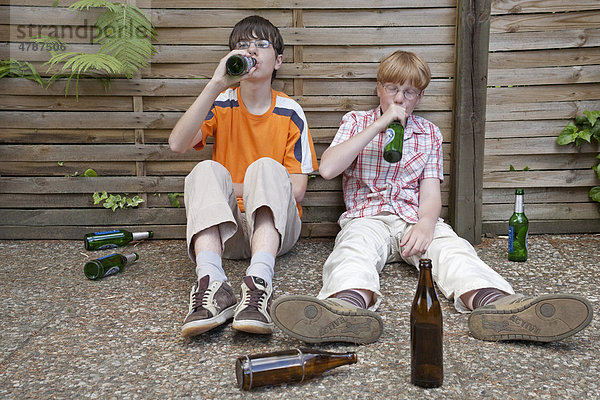 Zwei minderjährige Jungen trinken Bier  gestellte Szene