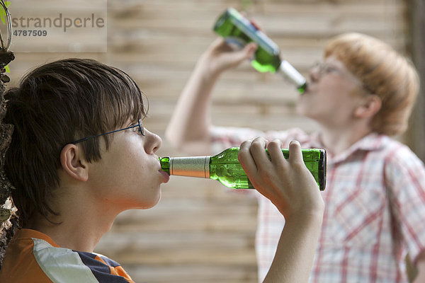 Zwei minderjährige Jungen trinken Bier  gestellte Szene