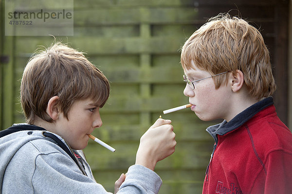 Minderjährige Jungen rauchen  gestellte Szene