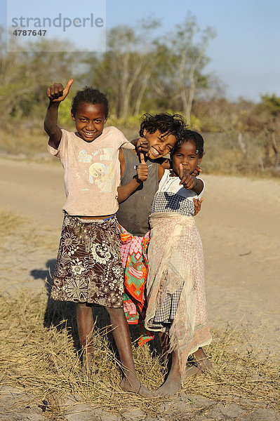 Gruppe madagassischer Kinder  Morondava  Madagaskar