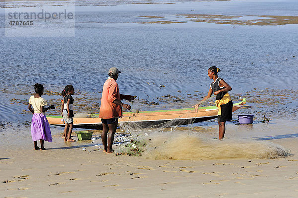 Madagassische Familie beim morgendlichen Fischfang  Morondava  Madagaskar  Afrika