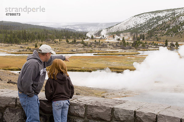Touristen am Firehole River  Fluss  Yellowstone-Nationalpark  Wyoming  USA