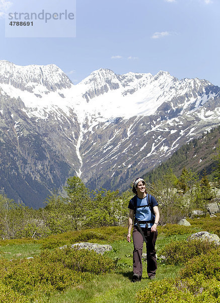 Junge Frau beim Wandern  Wiesen  Berge  in der Nähe von Göschenen  Reusstal  Kanton Uri  Schweiz  Europa Kanton Uri