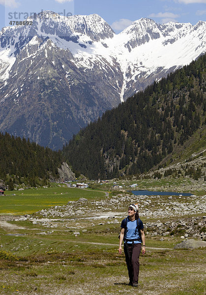 Junge Frau beim Wandern  Wiesen  Berge  in der Nähe von Göschenen  Göscheneralpsee  Reusstal  Kanton Uri  Schweiz  Europa Kanton Uri