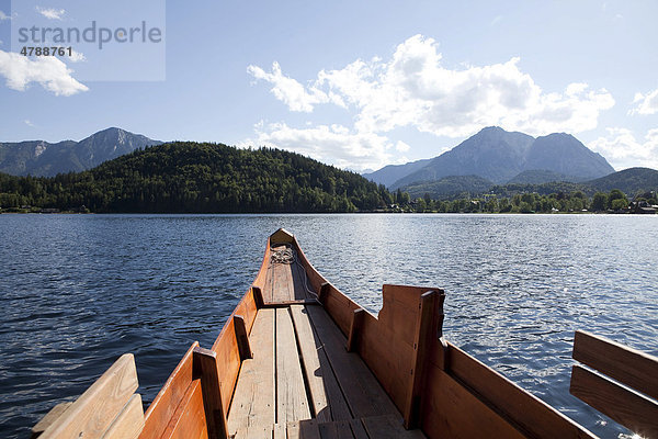 Plätte  traditionelles hölzernes Arbeitsschiff  auf dem Altausseer See  Steiermark  Österreich  Europa