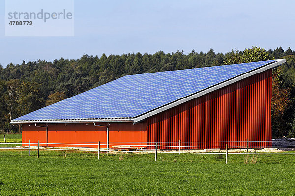 Solarzellen auf Dach  Solarmodule auf Scheunendach  Solarkollektoren  Solarenergie  Deutschland  Europa