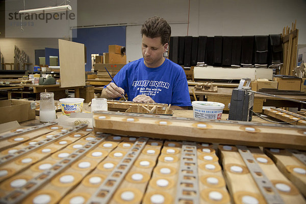 Ein Arbeiter der Reuter Organ Company klebt Ventile an  Herstellung von Orgelpfeifen  Lawrence  Kansas  USA
