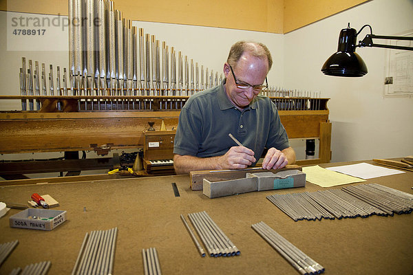 Ein Arbeiter fertigt Teile für eine Orgelpfeife  Reuter Organ Company  Lawrence  Kansas  USA