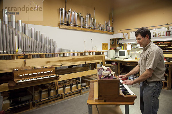Ein Arbeiter testet Teile für eine Orgelpfeife  Reuter Organ Company  Lawrence  Kansas  USA