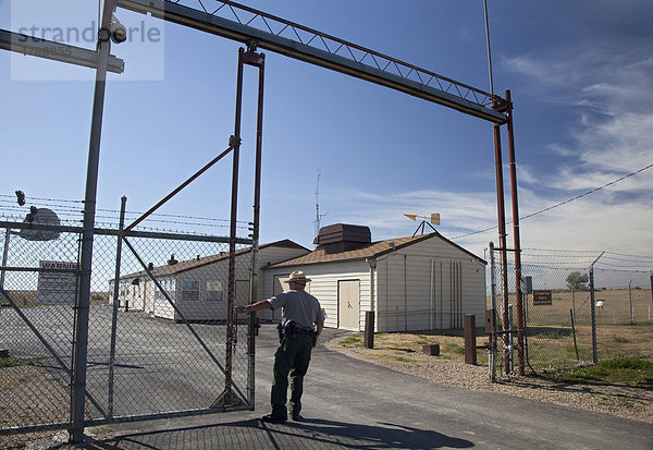 Ein Park Ranger öffnet das Tor zur unterirdischen Start-Kontrollzentrale für Minuteman II-Raketen  dieser Ort wurde nach dem Ende des Kalten Krieges deaktiviert  National Historic Site  Cactus Flat  South Dakota  USA