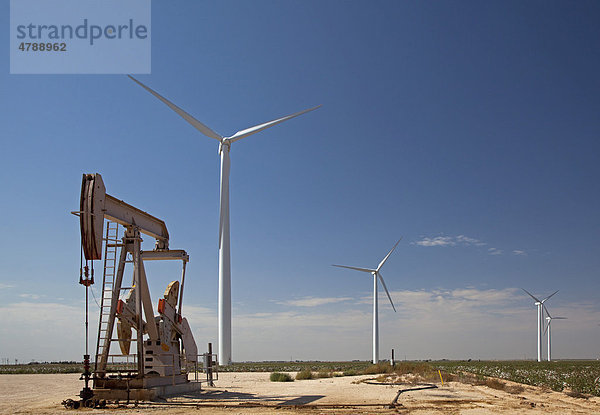 Ölquelle und Windräder in Stanton  Texas  USA