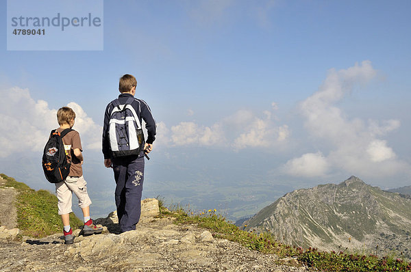 Zwei Jungs beim Wandern am Nebelhorn  dahinter das Rubihorn  Allgäuer Alpen  Bayern  Deutschland  Europa