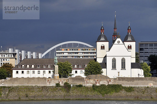 Klosterkirche Alt St. Heribert  betreut vom Förderverein Romanische Kirchen Köln  Deutzer Rheinufer  Köln  Nordrhein-Westfalen  Deutschland  Europa