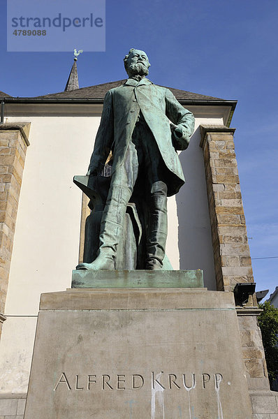 Alfred Krupp  Industrieller und Erfinder  Denkmal in Essen  Nordrhein-Westfalen  Deutschland  Europa