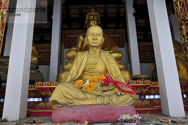 Statue eines verehrten Mönchs  Wat That Kham  Chiang Mai  Thailand  Asien