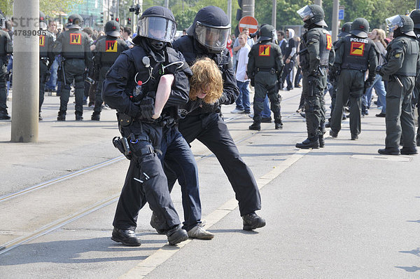 Festnahme eines Demonstranten bei einem NPD-Aufmarsch in Ulm  Baden-Württemberg  Deutschland  Europa