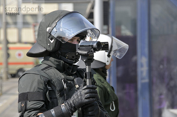 Polizist mit Videokamera filmt den Einsatz seiner Kollegen bei einem NPD-Aufmarsch in Ulm  Baden-Württemberg  Deutschland  Europa