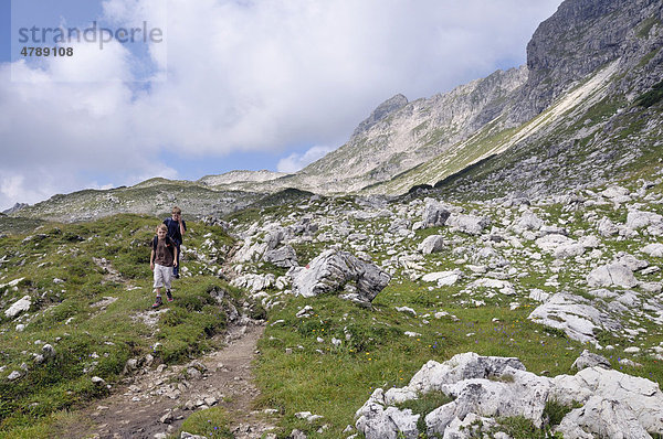 Zwei Jungs beim Wandern  Nebelhorn  Allgäuer Alpen  Bayern  Deutschland  Europa