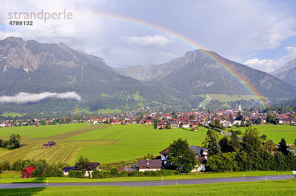 Blick über Oberstdorf mit Regenbogen  dahinter der Schattenberg mit Schattenbergschanze  Oberallgäu  Bayern  Deutschland  Europa