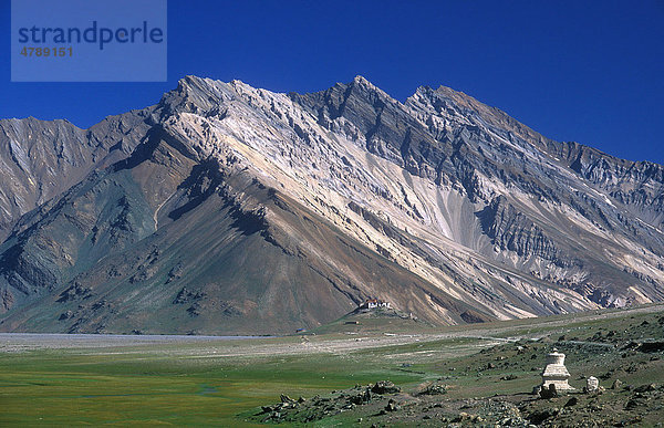 Stupas und buddhistisches Kloster Rangdum vor Bergketten des Himalaya  Zanskar  Himalaya  Indien  Asien