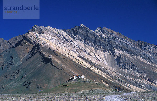 Buddhistisches Kloster Rangdum vor Bergketten des Himalaya  Zanskar  Himalaya  Indien  Asien