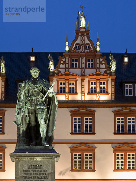 Prinz Albert Denkmal und Stadthaus  Coburg  Franken  Bayern  Deutschland  Europa