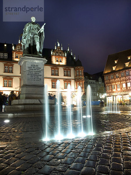 Prinz Albert Denkmal auf dem Marktplatz  Coburg  Franken  Bayern  Deutschland  Europa