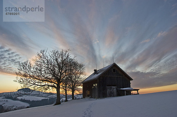 Hütte mit Wolkenstimmung  Michlenberg  Appenzell  Schweiz  Europa