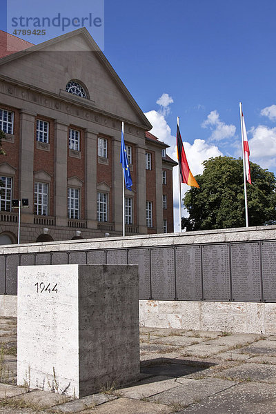 Siemens-Ehrenmal zum Gedenken an die im 1. und 2. Weltkrieg gefallenen Mitarbeiter von Siemens  vor dem Siemensgebäude in Berlin  Deutschland  Europa