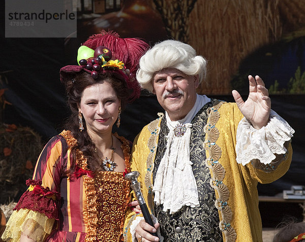 Erntekönigin und Der alte Fritz in Barockkostümen auf dem Erntefest  Erntedankfest  Marzahn  Berlin  Deutschland  Europa