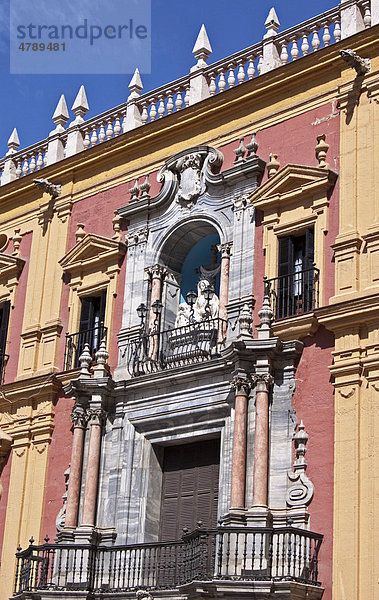 Bischofspalast  18. Jahrhundert  im oberen Teil seiner Fassade steht in einer Mauernische ein Bildnis der Jungfrau Virgen de las Angustias  Palacio Episcopal  Malaga  Andalusien  Spanien  Europa