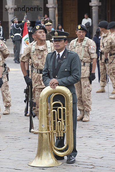 Militärparade  Plaza de Armas  Cusco oder Cuzco  Peru  Südamerika