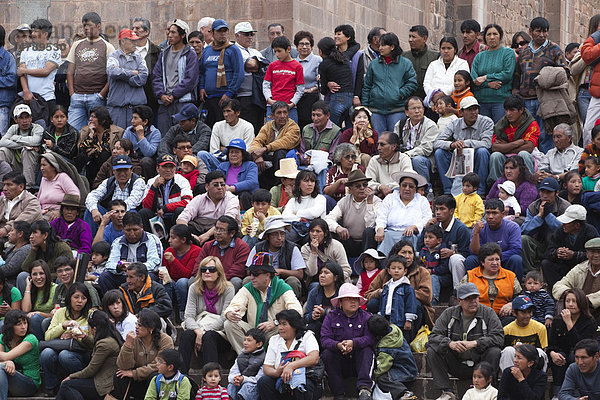 Peruanische Zuschauer  Plaza de Armas  Cusco oder Cuzco  Peru  Südamerika