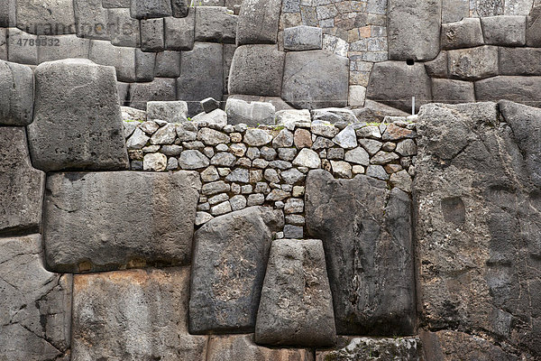 Antike Steinmauer der Inkas  Sacsayhuaman oder Saqsaywaman in der Nähe von Cusco oder Cuzco  Peru  Südamerika