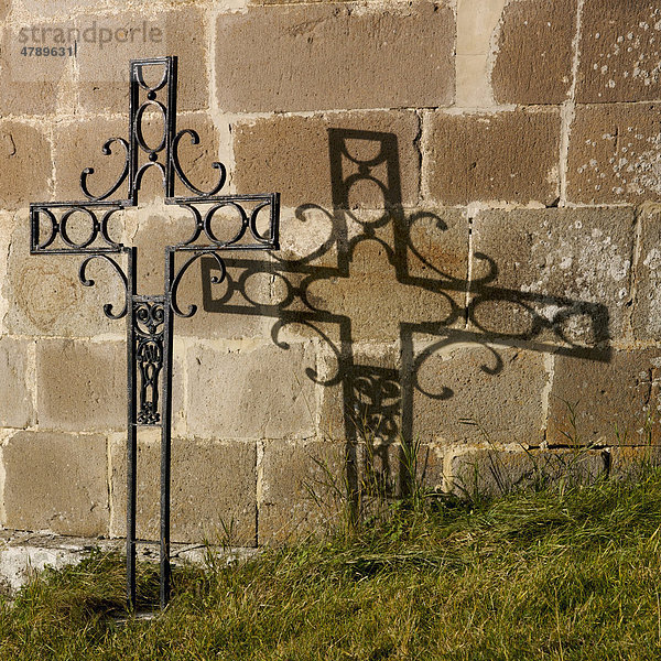 Kreuz auf einem Landfriedhof  Auvegne  Frankreich  Europa