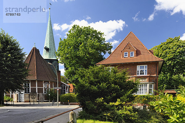 Die St. Petri und Pauli Kirche und Kirchenbüro in Bergedorf  Hamburg  Deutschland  Europa