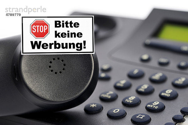 Telefonhörer und Schild Bitte keine Werbung  unerlaubte Telefonwerbung