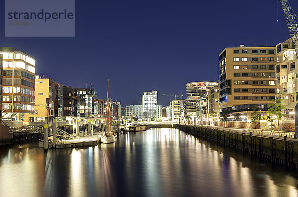 Sandtorhafen  Traditionsschiffhafen  Sandtorkai und Kaiserkai in der Hafencity am Abend  Hamburg  Deutschland  Europa