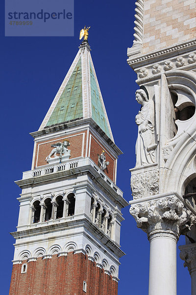 Campanile der Basilika San Marco und Engel der Freiheit am Dogenpalast  Markusplatz  Venedig  Venetien  Italien  Europa