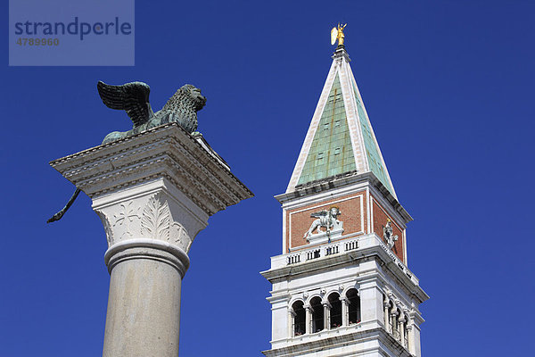 Markuslöwe und Campanile der Basilika San Marco  Markusplatz  Venedig  Venetien  Italien  Europa