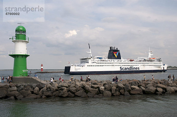 Fährschiff Scandlines und Leuchtturm in der Hafeneinfahrt  Warnemünde  Rostock  Mecklenburg-Vorpommern  Deutschland  Europa