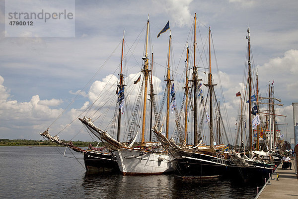 Segelschiffe im Stadthafen  Hanse Sail  Rostock  Mecklenburg-Vorpommern  Deutschland  Europa