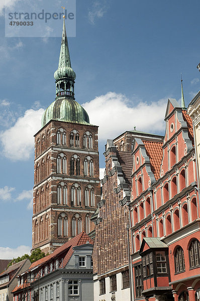 Giebelhäuser mit Nikolaikirche  Unesco-Weltkulturerbestätte  Stralsund  Mecklenburg-Vorpommern  Deutschland  Europa
